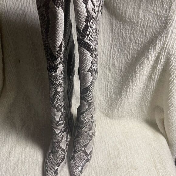 Bamboo synthetic Snakeskin Print beige & gray thigh high block Heels boots SZ8 - Picture 6 of 13